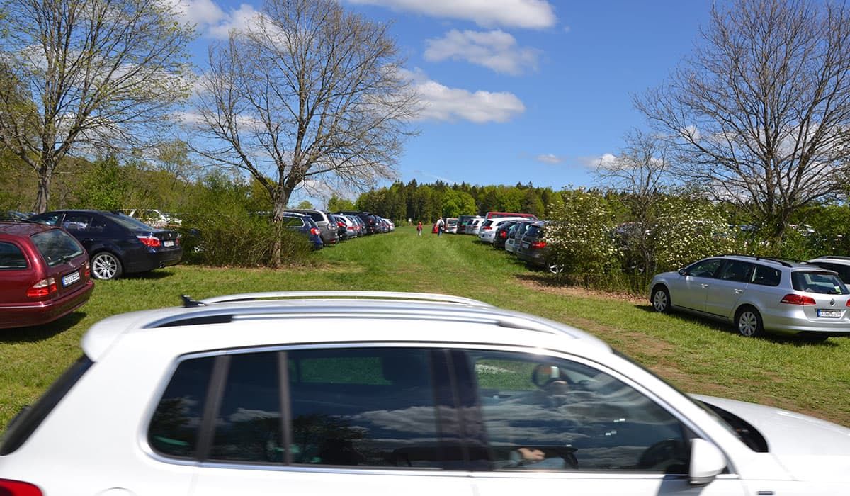 Großer Parkplatz zum Parken